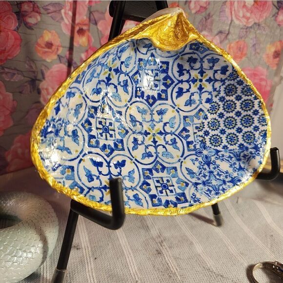 DECOUPAGE CLAM SHELL DECOUPAGE BLUE PATTERN ON A CLAM SHELL TRINKET DISH - Picture 2 of 11